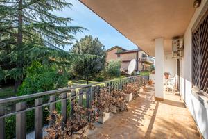 Borghesiana: villa unifamiliare con giardino