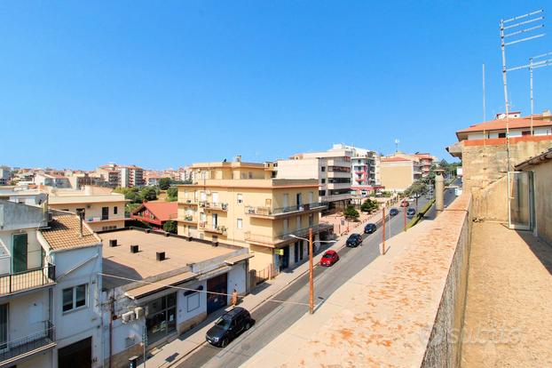 Mansarda con Terrazzino in Viale Europa