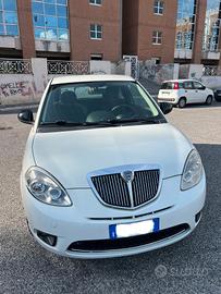 Lancia y unica