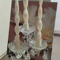 Candelabro di vetro con candele 