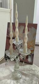 Candelabro di vetro con candele 