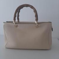 Borsa capiente tinta beige e oro, manici in bambù