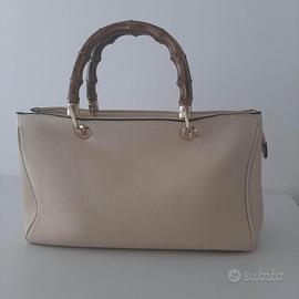 Borsa capiente tinta beige e oro, manici in bambù