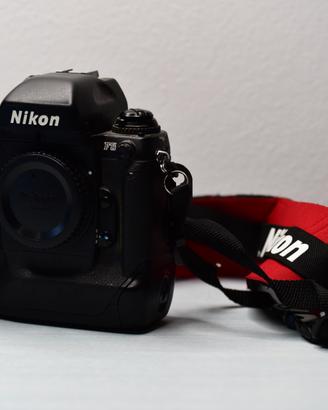 Nikon F5 reflex a pellicola, perfettamente funzion