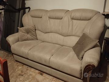 Divano tre posti in Alcantara con inserti in legno