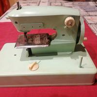 Macchina da cucire da viaggio anni '70 vintage