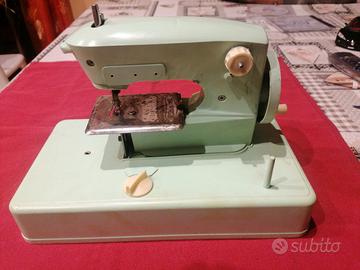 Macchina da cucire da viaggio anni '70 vintage