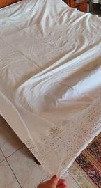 tovaglia ricamata con tovaglioli 