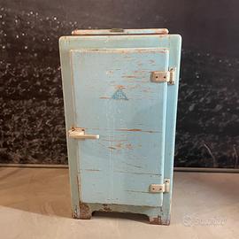 Vecchia ghiacciaia in legno vintage frigo