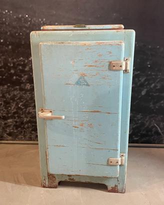 Vecchia ghiacciaia in legno vintage frigo