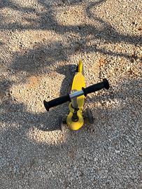 Monopattino giallo a tre ruote