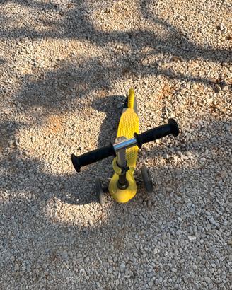 Monopattino giallo a tre ruote