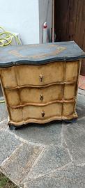 comodino in patina antica