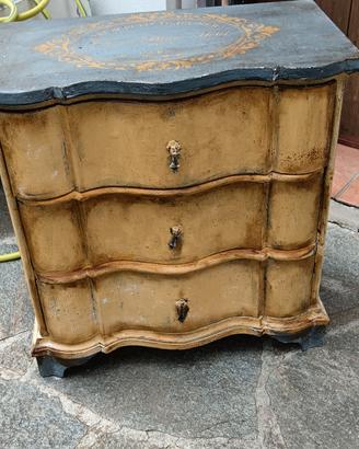 comodino in patina antica
