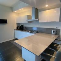 Cucina con elettrodomestici