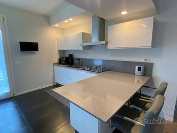 Cucina con elettrodomestici