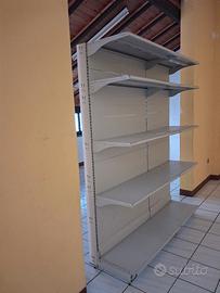 scaffale in metallo per esposizione in negozio