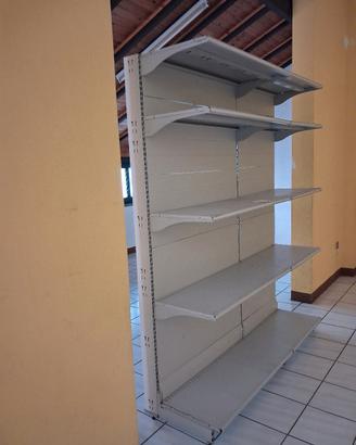 scaffale in metallo per esposizione in negozio