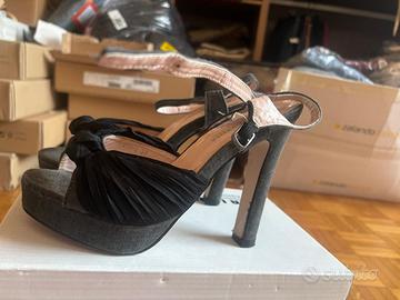 Sandali neri con plateau e tacco alto