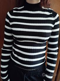 Maglia bianca e nera tessuto a coste di Bershka