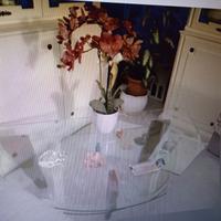 Tavolino angolare con doppio piano in vetro