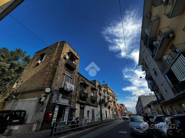 NEGOZIO A NAPOLI