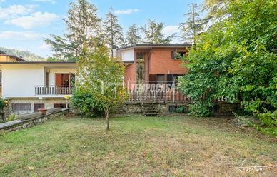 VILLA UNIFAMILIARE CON AMPIO PARCO PRIVATO