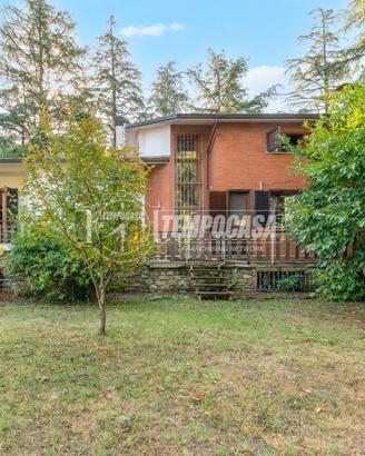 VILLA UNIFAMILIARE CON AMPIO PARCO PRIVATO