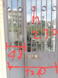 porta-portone in ferro e vetro. finestra laterale