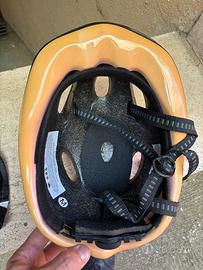 Casco bici e ginocchiere