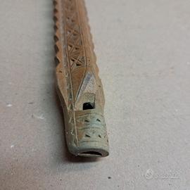 Flauto intagliato a mano d'epoca. stile balcanico