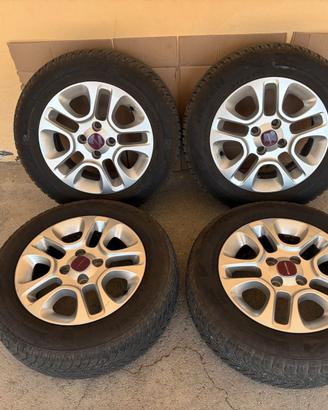 Cerchi in lega Fiat Panda con gomme 4 Stagioni 90%