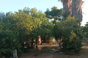 Porticato con roulotte all'interno