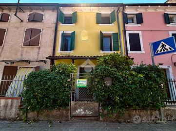 VILLA A SCHIERA A SOMMACAMPAGNA