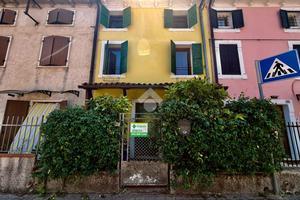VILLA A SCHIERA A SOMMACAMPAGNA
