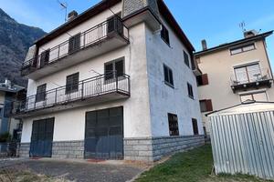 Casa tre piani ( 2 appartamenti/garage/4 cantine)
