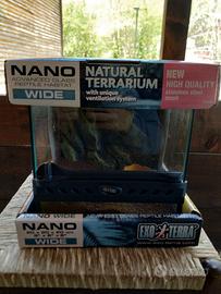 Terrario nuovo con utensili vari