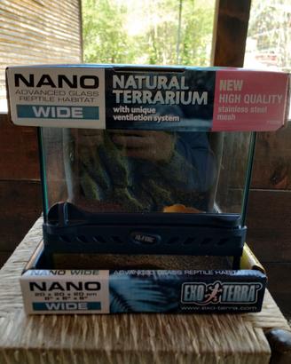 Terrario nuovo con utensili vari