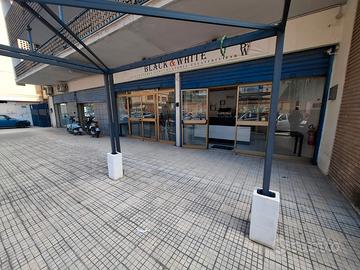 Negozio pressi Statua/Croce Rossa