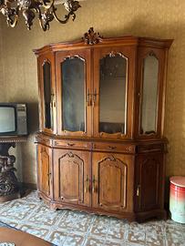 Credenza in noce massiccio con vetrina