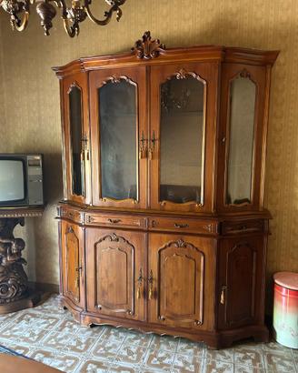 Credenza in noce massiccio con vetrina