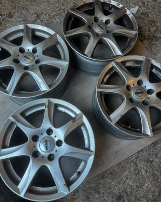 Cerchi in lega Nissan 16”