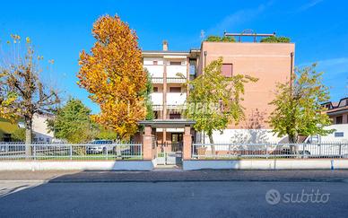 Attico con terrazzo e doppi garage in zona resid