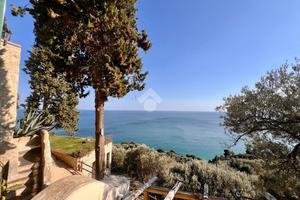 VILLA SINGOLA A FINALE LIGURE