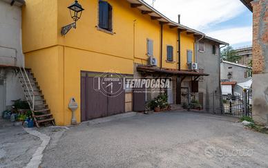 SOLUZIONE INDIPENDENTE CON AMPIO GARAGE
