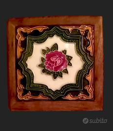 mensola verticale decorata di ceramica