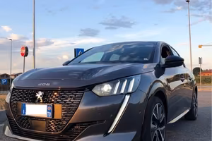 Peugeot 208 GT con tettuccio panoramico+TrenoGomme