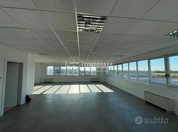 LOCALE COMMERCIALE IN POSIZIONE STRATEGICA