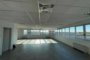 LOCALE COMMERCIALE IN POSIZIONE STRATEGICA