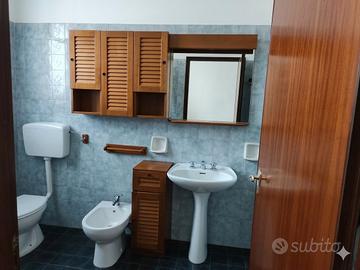 Set Arredo Bagno in Legno con Ante a Persiana